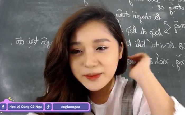 Cô giáo Minh Thu chưa 'hạ nhiệt' lại xuất hiện thêm cô giáo Vật lý khác cực xinh đẹp trên sóng livestream