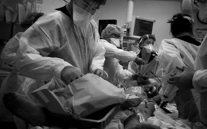 Loạt ảnh chân thực về trận chiến không khoan nhượng giữa Covid-19 và đội ngũ y tế