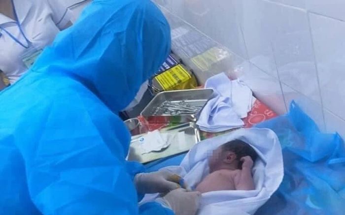 Phát hiện bé sơ sinh bị bỏ rơi trước cổng nhà dân trong tình trạng nguy kịch