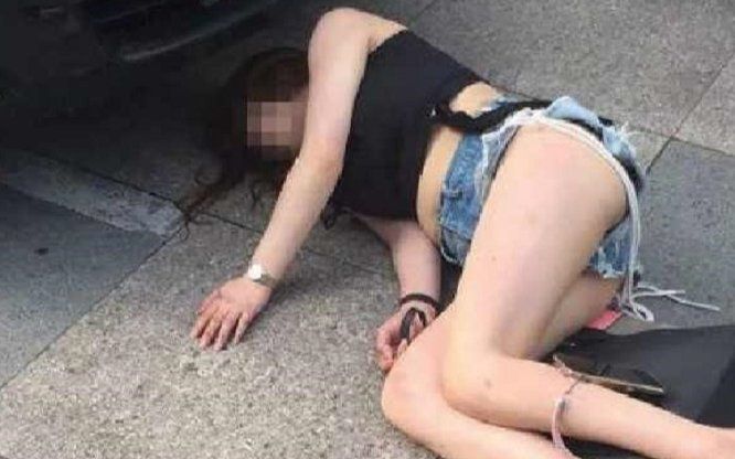 Cô gái nằm lăn lóc giữa phố, cách xử trí của cảnh sát khiến dư luận tấm tắc ngợi khen