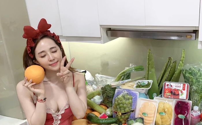 Tạo dáng với rau củ, Quỳnh Nga khiến dân tình 'bỏng mắt' với cặp tuyết lê sau lớp váy ngủ