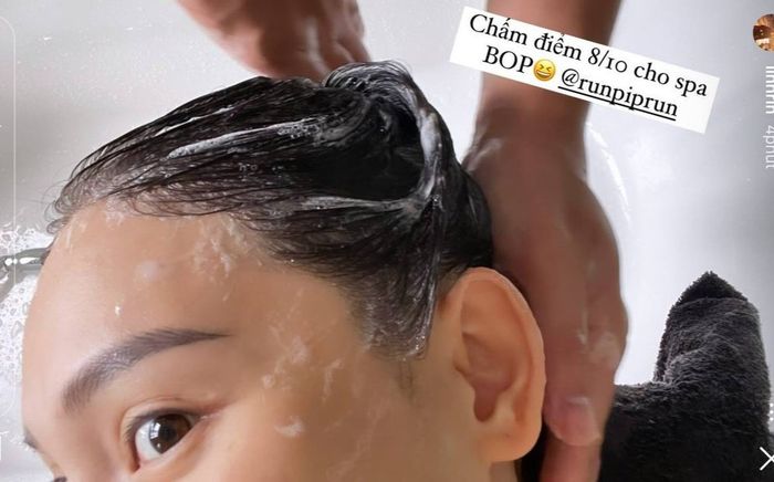 Được bạn trai Phillip Nguyễn tự tay gội đầu cho mình nhưng Linh Rin chỉ chấm 8/10 điểm