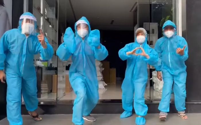 Việt Hương mặc đồ bảo hộ 'nhảy múa, đọc rap' ăn mừng vì lí do này