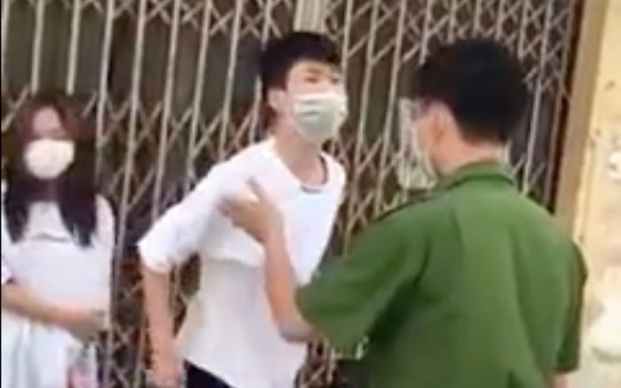 Xử phạt thiếu niên chưa đủ 18 tuổi, chở bạn gái đi chợ không có giấy tờ còn lớn tiếng chửi công an