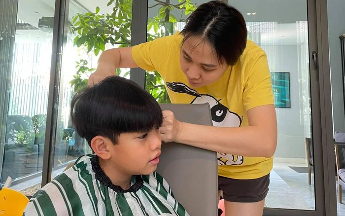 Netizen thích thú trước hình ảnh Đàm Thu Trang hớt tóc cho Subeo