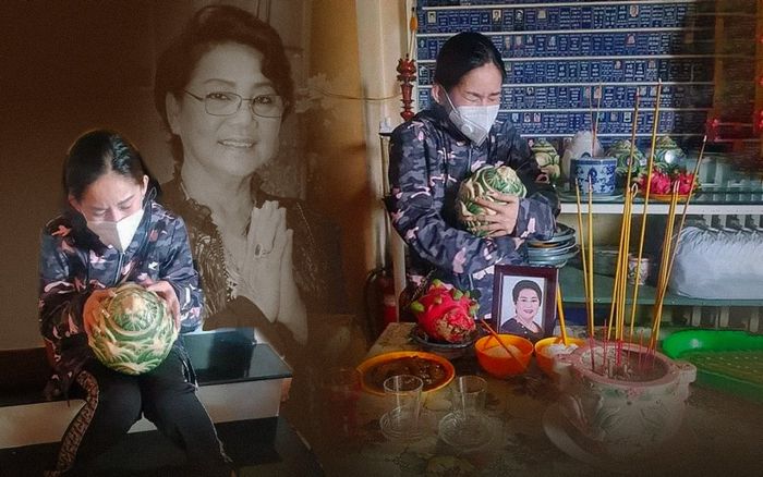 NS Bình Tinh bật khóc ôm tro cốt của truyền nhân đoàn tuồng cổ Huỳnh Long vừa qua đời vì Covid-19