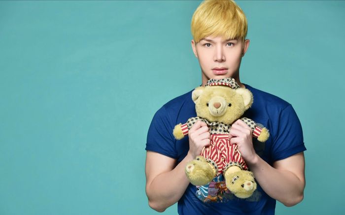 Nathan Lee tóc vàng, chụp ảnh cùng thú bông siêu 'hack tuổi' khiến fan phát sốt