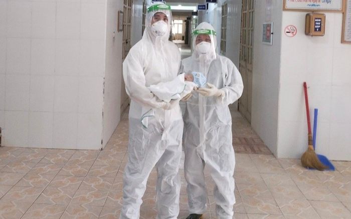 Gần 1 tiếng căng thăng đỡ đẻ cho sản phụ nhiễm Covid-19