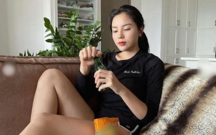 Kỳ Duyên bị chê phản cảm khi chụp ảnh trên sofa, fan tò mò: 'Không mặc quần à'?
