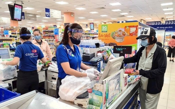 TP.HCM: Nhân viên siêu thị, cửa hàng tiện lợi được lưu thông trên đường sau 18h