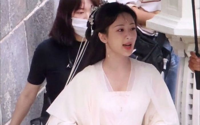 Dương Tử mũm mĩm 'phát phì' tại phim trường Trầm vụn hương phai, ngọc nữ thon thả cạnh Đặng Luân đâu rồi?