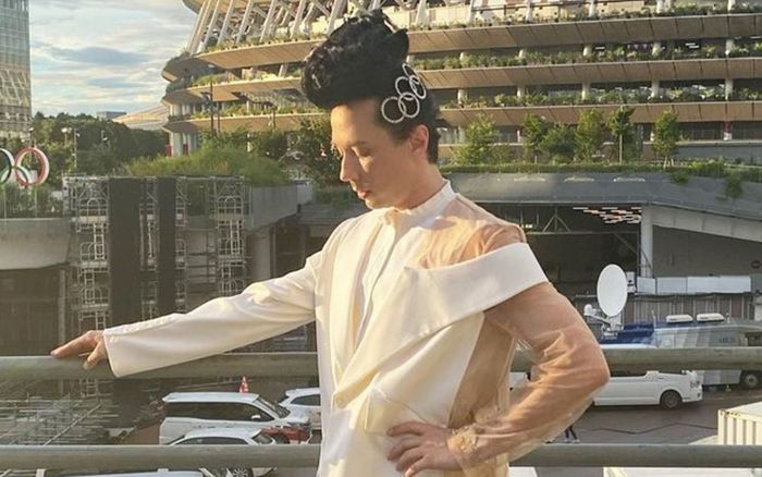 Nam VĐV chiếm spotlight lễ bế mạc Olympic Tokyo vì set đồ nữ tính mong manh