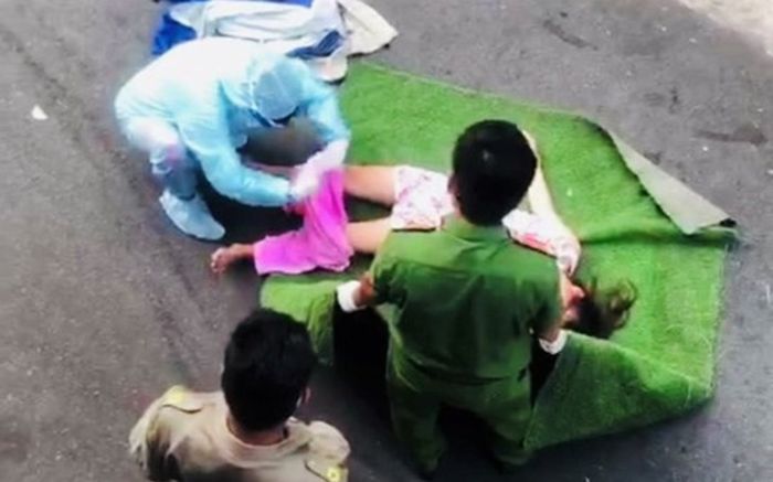 Thực hư thông tin 'lực lượng chức năng dùng bạt quấn người để đưa lên xe đặc chủng' ở quận Bình Tân?