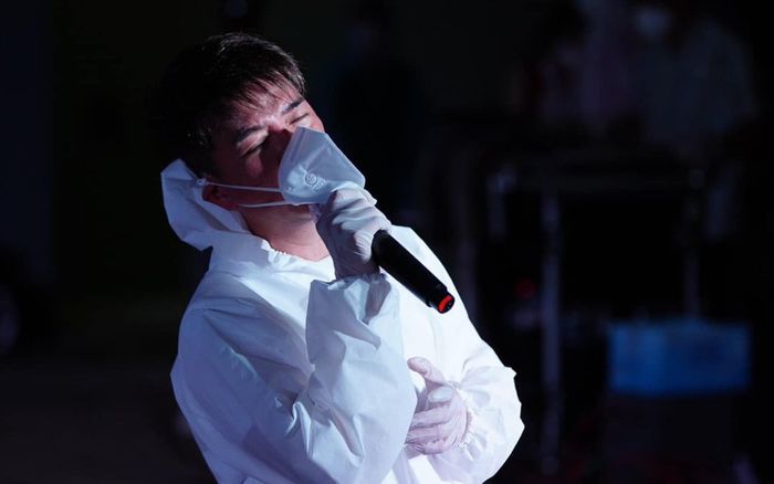 Đàm Vĩnh Hưng tự chế đồ bảo hộ, 'cháy hết mình' tại đêm nhạc đặc biệt ở bệnh viện dã chiến