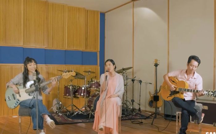 Mỹ Anh tự 'chill' ở nhà, song ca ăn ý cùng bố mẹ trong The Heroes