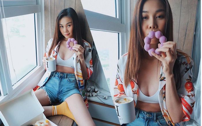 Siêu mẫu Thanh Hằng ở nhà ăn bánh với dáng ngồi khiến fan hết hồn