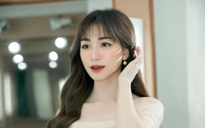 Hòa Minzy gặp vấn đề tồi tệ khi triệt lông mặt, lời cảnh báo cho các chị em