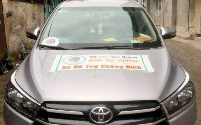 Dán bảng 'xe hỗ trợ chống dịch' lên ô tô để chở khách về quê với giá 5 triệu đồng/người