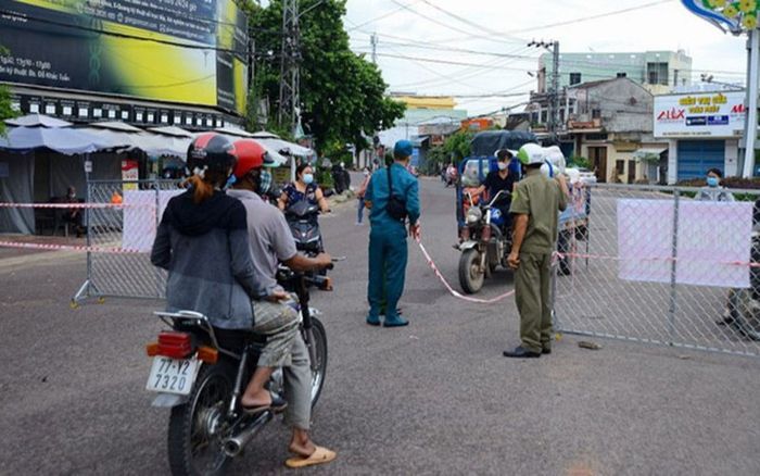 Không 'bảo lãnh' được đồng nghiệp qua chốt kiểm dịch, gã đàn ông say xỉn tấn công thành viên tổ công tác