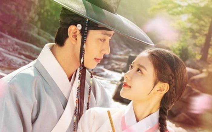 Kim Yoo Jung và Ahn Hyo Seop chìm đắm trong tình yêu ở poster phim 'Lovers Of The Red Sky'