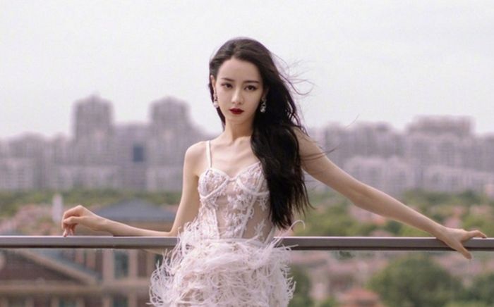 Địch Lệ Nhiệt Ba gầy gò báo động, vòng 1 căng đầy cũng mất hút khiến fan lo lắng