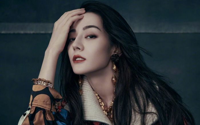 Địch Lệ Nhiệt Ba nói gì khi bị khán giả gắn mác 'bình hoa di động'?