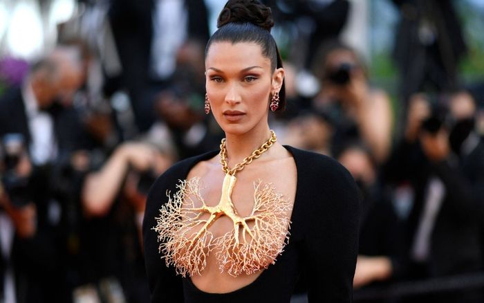 Bella Hadid toát mồ hôi hột vì che ngực chỉ bằng chiếc vòng cổ trên thảm đỏ Cannes