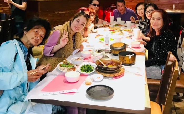 Thúy Nga bất ngờ đăng ảnh đoàn tụ với Kim Ngân, còn luận thêm 20 tội đã làm với cựu ca sĩ?