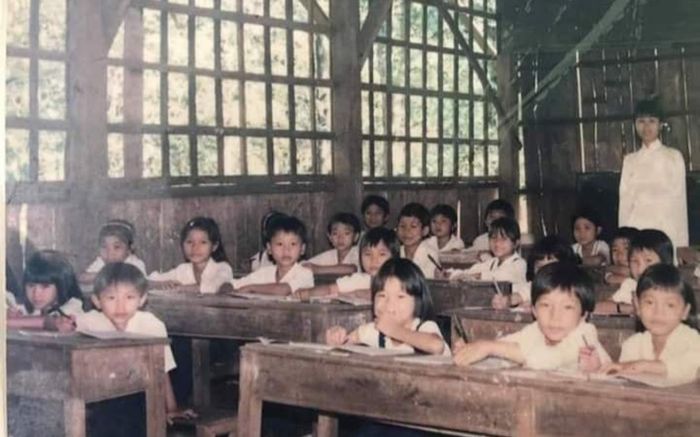 Loạt ảnh lớp học gắn liền với bao thế hệ 7X, 8X khiến nhiều người bồi hồi khi nhớ về