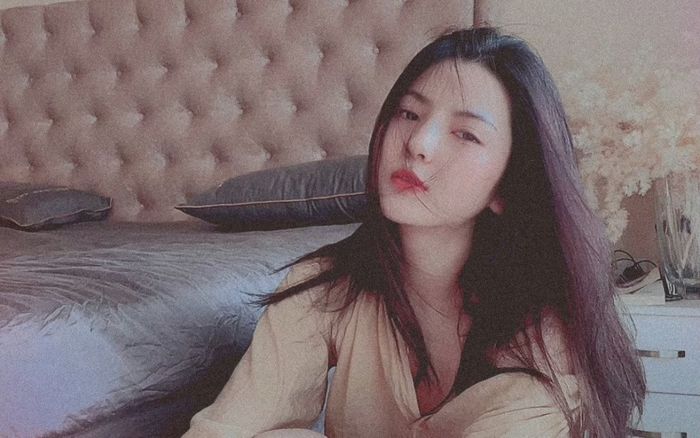 Sau hình ảnh để lộ số dư 'khủng' trong tài khoản, 'bồ tin đồn' Quang Hải đăng đàn đầy ẩn ý