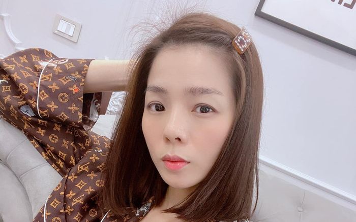 Lệ Quyên khoe bộ sưu tập thời trang 'đỉnh cao' ở nhà mùa dịch, fan lại được rửa mắt liên tục