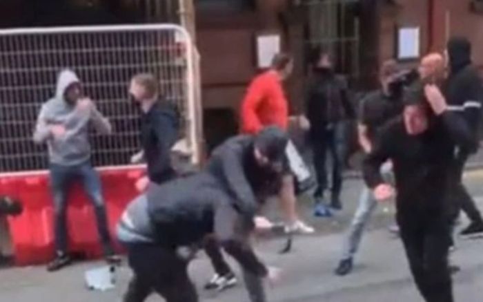 VIDEO: Fan Man Utd và Leeds đánh nhau loạn xạ