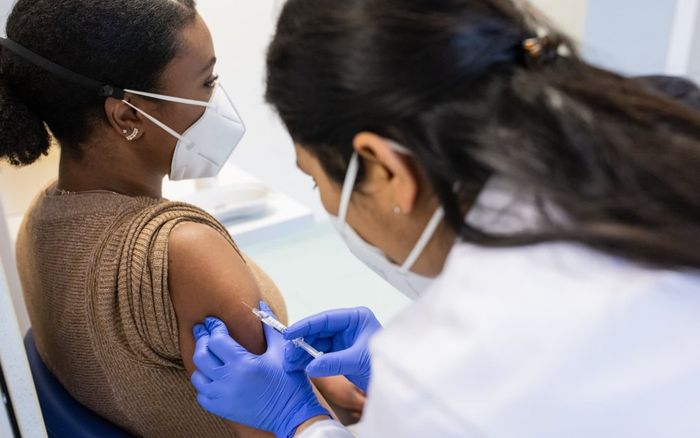 Vì sao những người từng mắc Covid-19 vẫn cần tiêm vaccine?