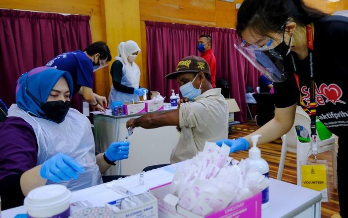 Malaysia 'nới lỏng' đối với những người tiêm đủ 2 mũi vaccine Covid-19