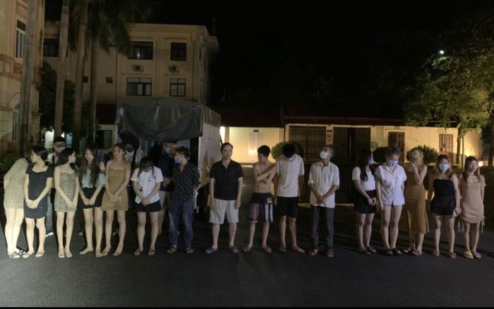 Thấy công an 'đột kích' quán karaoke, nhân viên và khách hát chui vào chuồng gà, nhảy xuống ao lẩn trốn