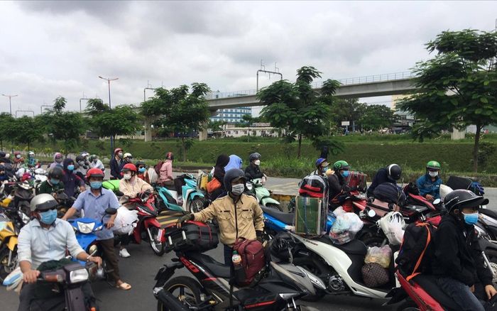 TP.HCM: Hàng nghìn người ùn ùn chạy xe máy về quê, ùn ứ tại chốt kiểm soát