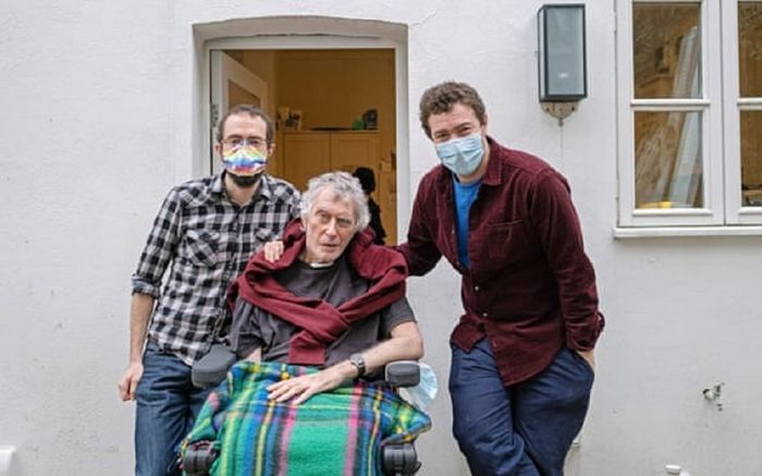 3 con trai đến nói lời tiễn biệt, người cha nằm viện suốt 306 ngày vì nhiễm Covid-19 'đột nhiên tỉnh dậy'