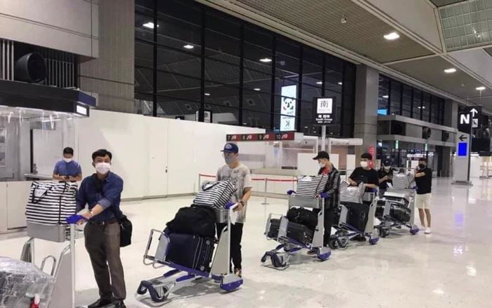 Xúc động hình ảnh đưa tro cốt chàng trai xấu số bị sát hại tại Nhật Bản về Việt Nam