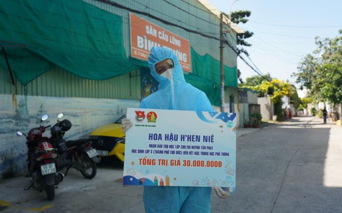 Nói là làm, H'Hen Niê đến bảo trợ ngay cho bé mất mẹ vì Covid -19