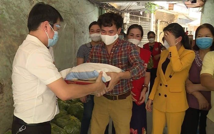 Bị mỉa mai chuyện đăng bài đi làm từ thiện, Xuân Bắc 'đáp trả' dí dỏm nhưng thâm thuý