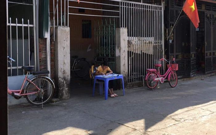 Bị cả nhà kêu lười học chỉ lo đi chơi, cô bé liền có cách 'đối phó' cực chất khiến dân tình cười lăn