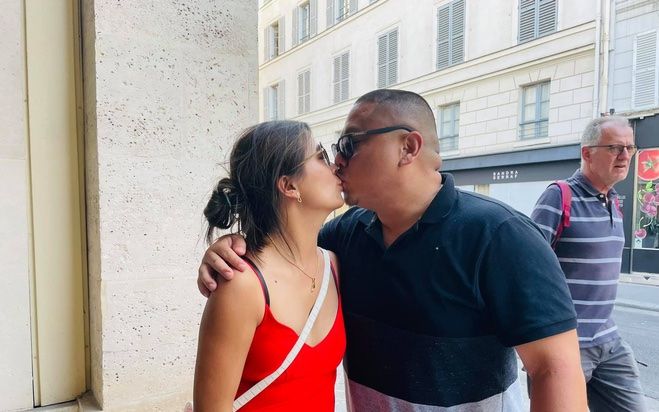 Cô gái H'Mông Lò Thị Mai khoe ảnh khóa môi 'ngọt xỉu' bên bạn trai doanh nhân