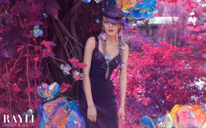 Địch Lệ Nhiệt Ba như Alice lạc vào xứ sở thần tiên trong loạt ảnh trên tạp chí