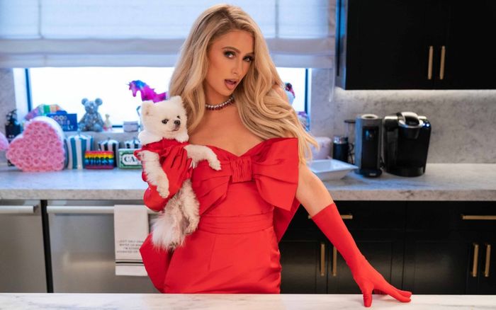 Paris Hilton vào bếp sang chảnh như diễn catwalk trong show nấu ăn