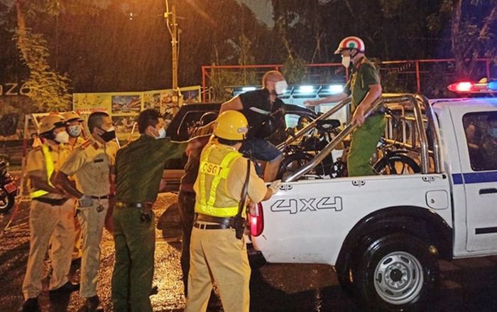 Người nước ngoài sau 18h vẫn lượn xe đạp, còn gây rối tại chốt kiểm soát Covid-19 ở TP HCM