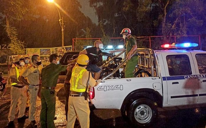 Người đàn ông nước ngoài đạp xe ra đường sau 18h, thách thức lực lượng chức năng tại chốt kiểm dịch