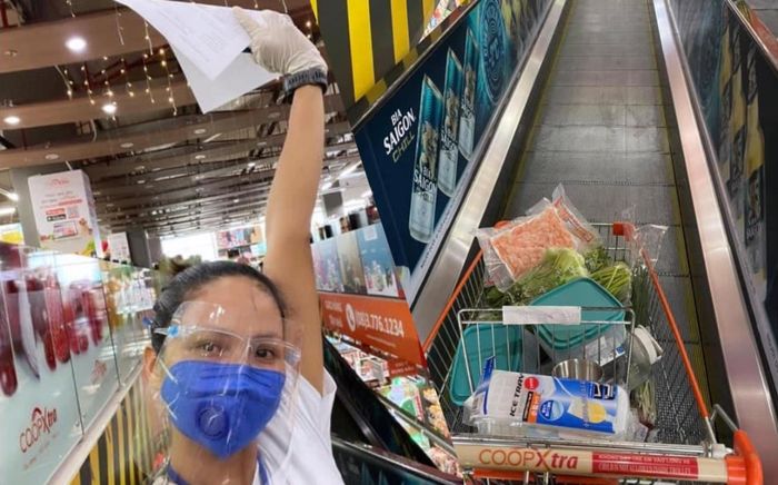Vừa làm shipper giờ đây H'hen Niê đi siêu thị giúp bạn bè và người dân