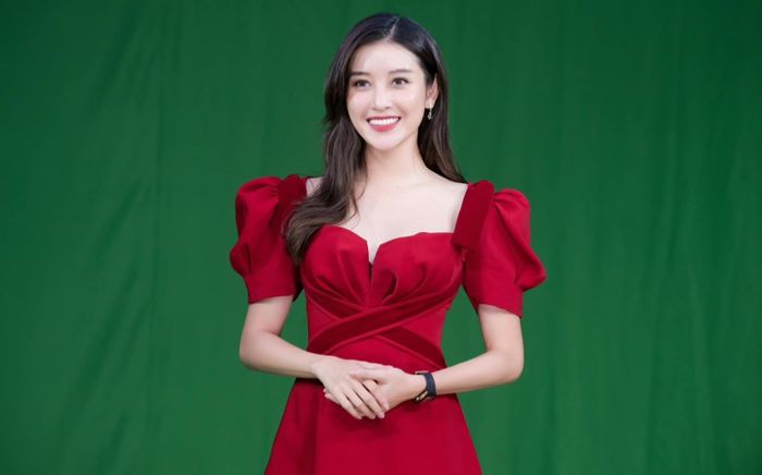 Lâu lắm mới thấy Á hậu Huyền My mặc váy đỏ rực rỡ, fan cứ tấm tắc mãi không thôi
