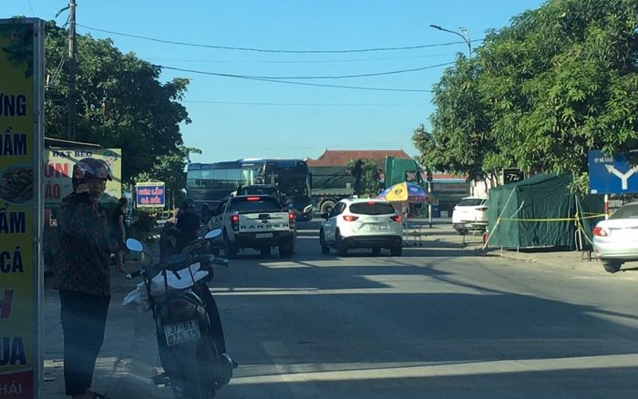 Lén lút đưa người 'thông chốt' để lấy 30 nghìn tiền công