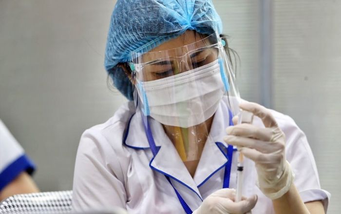 Người đến hạn tiêm vaccine mũi 2 ở TP HCM khi nào sẽ được tiêm?